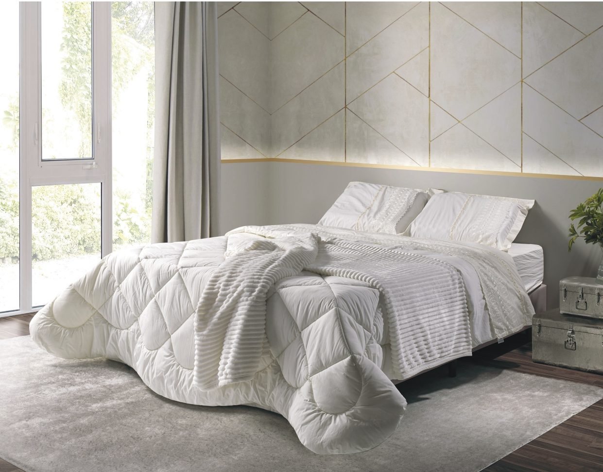 Edredom com jogo de cama branco em quarto decorado